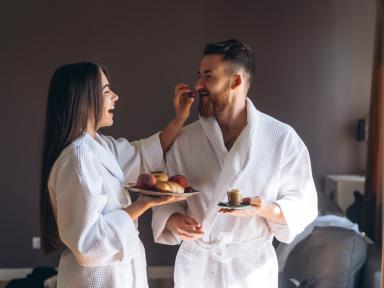 guy-girl-bathrobe-girl-feeds-guy-fruit (1)